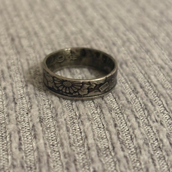 Vintage size 4.5 silver tone floral ring made out of Japanese 50 yen coin - Picture 2 of 6